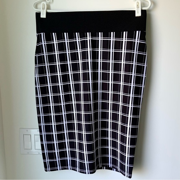 Liz Lange stretchy checkered pencil skirt - Picture 2 of 10